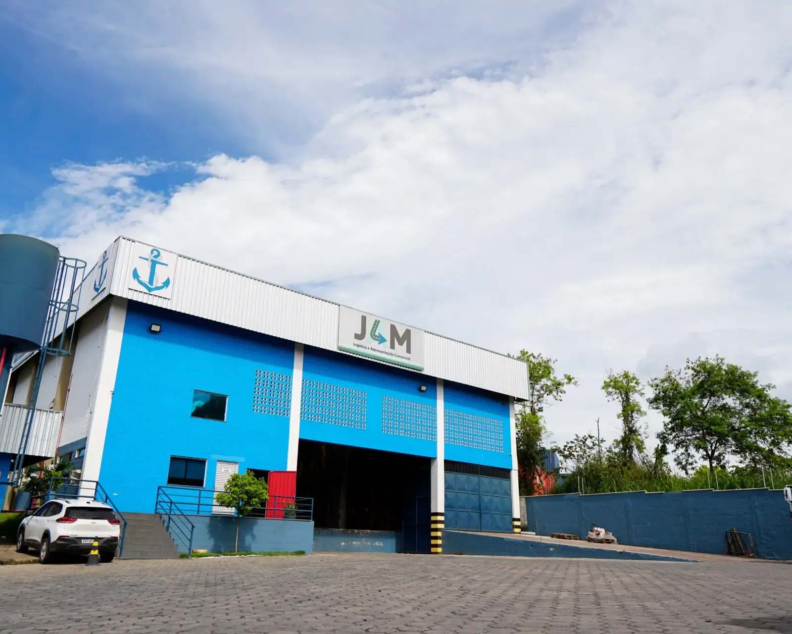 Fachada da matriz JAM em Manaus, prédio azul com céu aberto